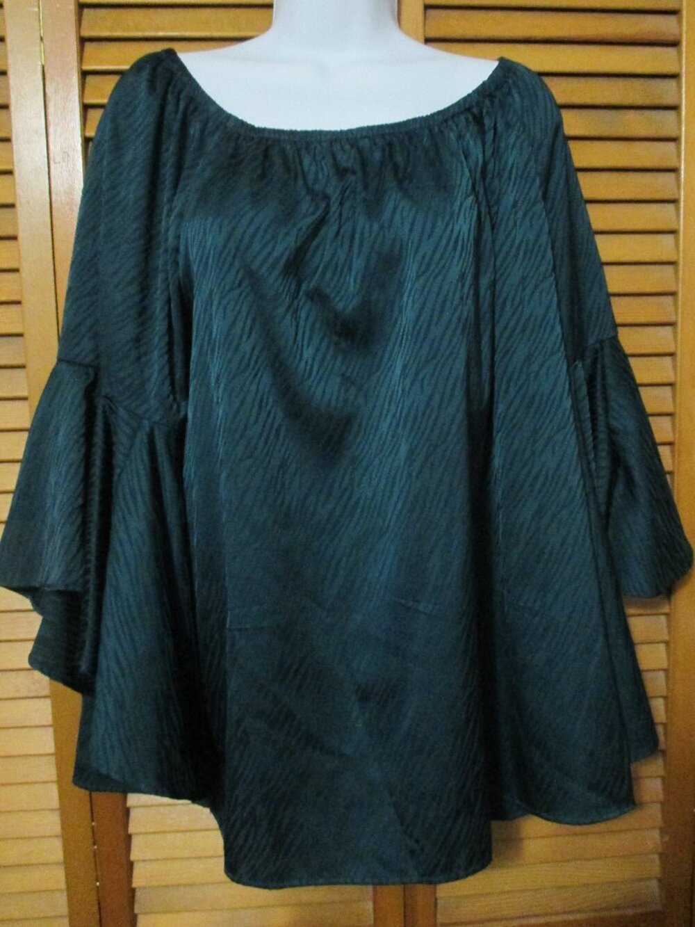 Fever Whimsygoth top lightweight flowy emerald green can wear off shoulder sz L